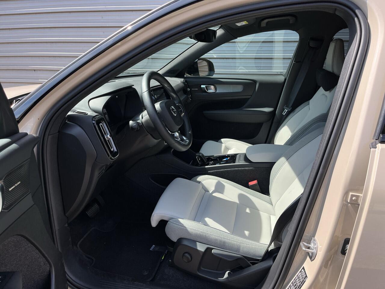 Volvo EX40 Single Motor Extended Range Plus 82 kWh / Sand Dune Metallic / Dawn bekleding / Black Sheep pakket /