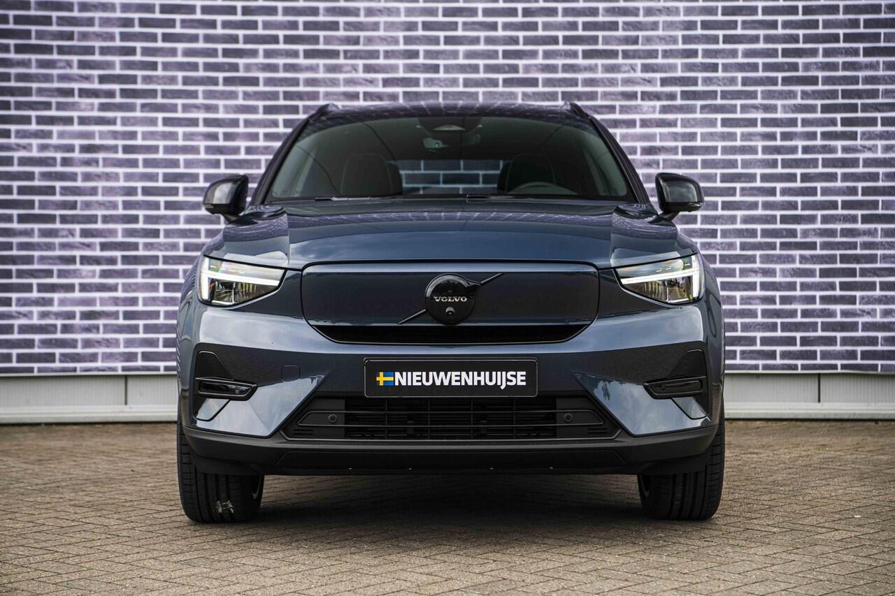 Volvo EX40 Single Motor Extended Range Ultra Black Edition | Harman Kardon | 20" | Panoramadak | Donker Glas | Power Seats | Nubuck | Adaptive Cruise | BLIS |