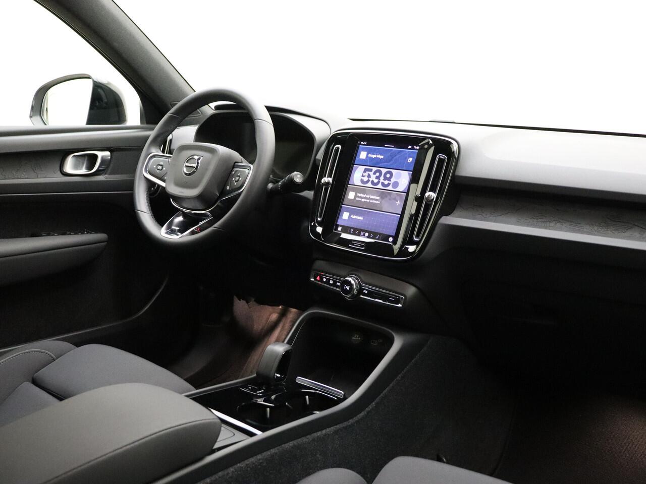 Volvo EX40 Extended Range Plus 82 kWh / Keyless entry / BLIS / Stoel/- en stuurverwarming / Trekhaak / Camera /