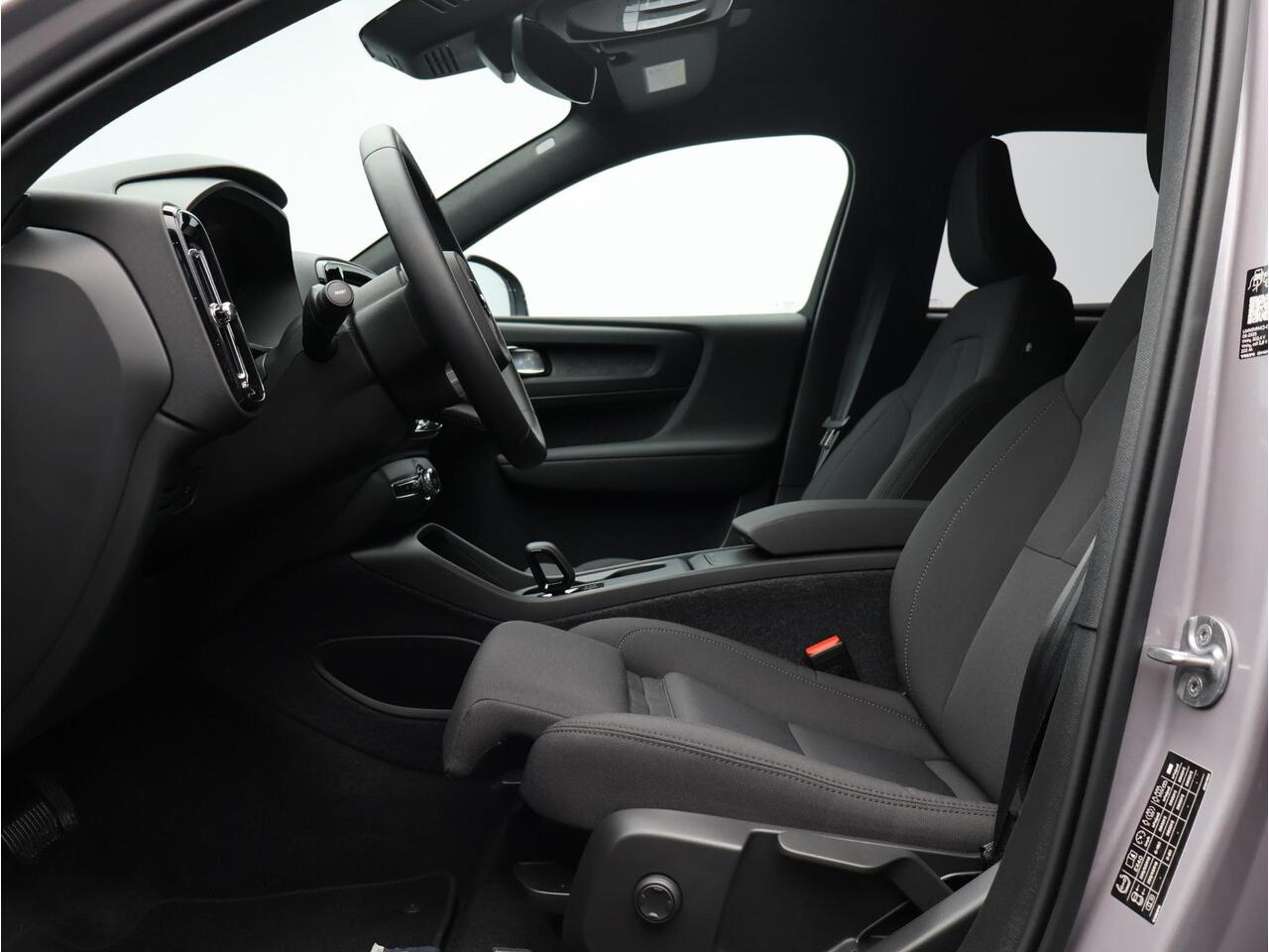 Volvo EX40 Single Motor 252PK Extended Range Core 82 kWh / Business Edition / All Season Banden / Verwarmbare Voorstoelen + Stuurwiel / 19" / Harman Kardon / BLIS / Adaptive Cruise /