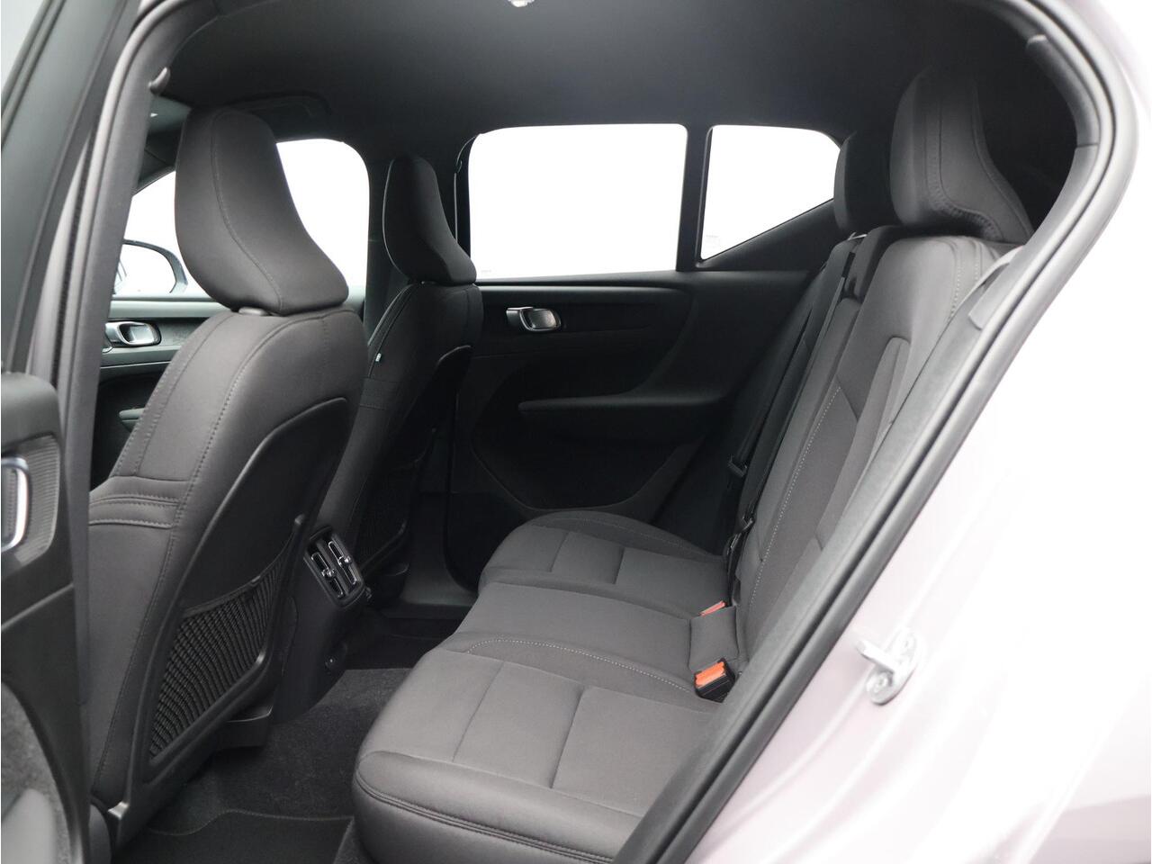 Volvo EX40 Single Motor 252PK Extended Range Core 82 kWh / Business Edition / All Season Banden / Verwarmbare Voorstoelen + Stuurwiel / 19" / Harman Kardon / BLIS / Adaptive Cruise /