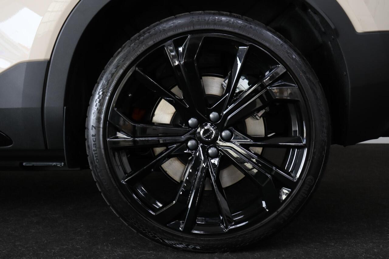 Volvo EX40 Single Motor Core 70 kWh - Parkeercamera achter - Parkeersensoren voor & achter - Luxe lederen bekleding - Cruise control - Zwart Dak - Apple Carplay - Elektr. inklapbare trekhaak - 21' LMV - Fiscale waarde ¤ 48.800,-