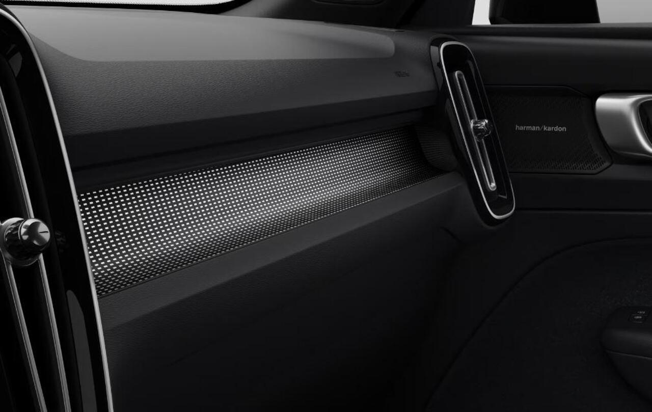 Volvo EX40 252PK Single Motor Extended Range 82 kWh Plus / Lounge Pakket / Panoramadak / 360 Camera / Extra getint glas / 20'' Velgen / Nubuck bekleding