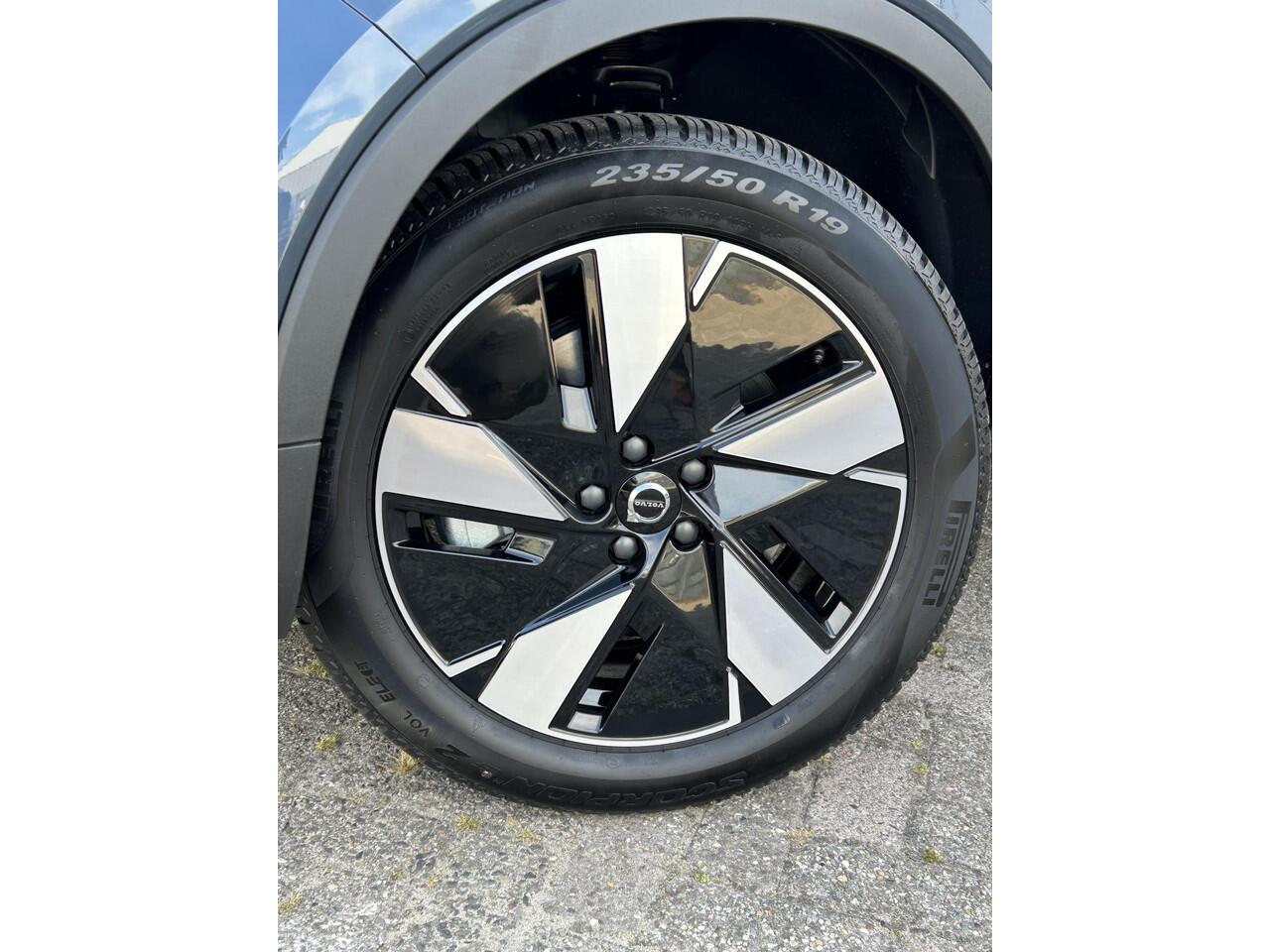 Volvo EX40 Single Motor Extended Range Plus 82 kWh Intellisafe climate line zwart dak All weather banden