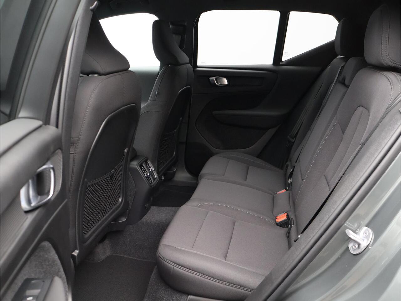 Volvo EX40 Single Motor Extended Range Plus 82 kWh / Stoel en stuurverwarming / Parkeercamera achter / BLIS / Pilot Assist / All Season banden / Extra getint glas achter /