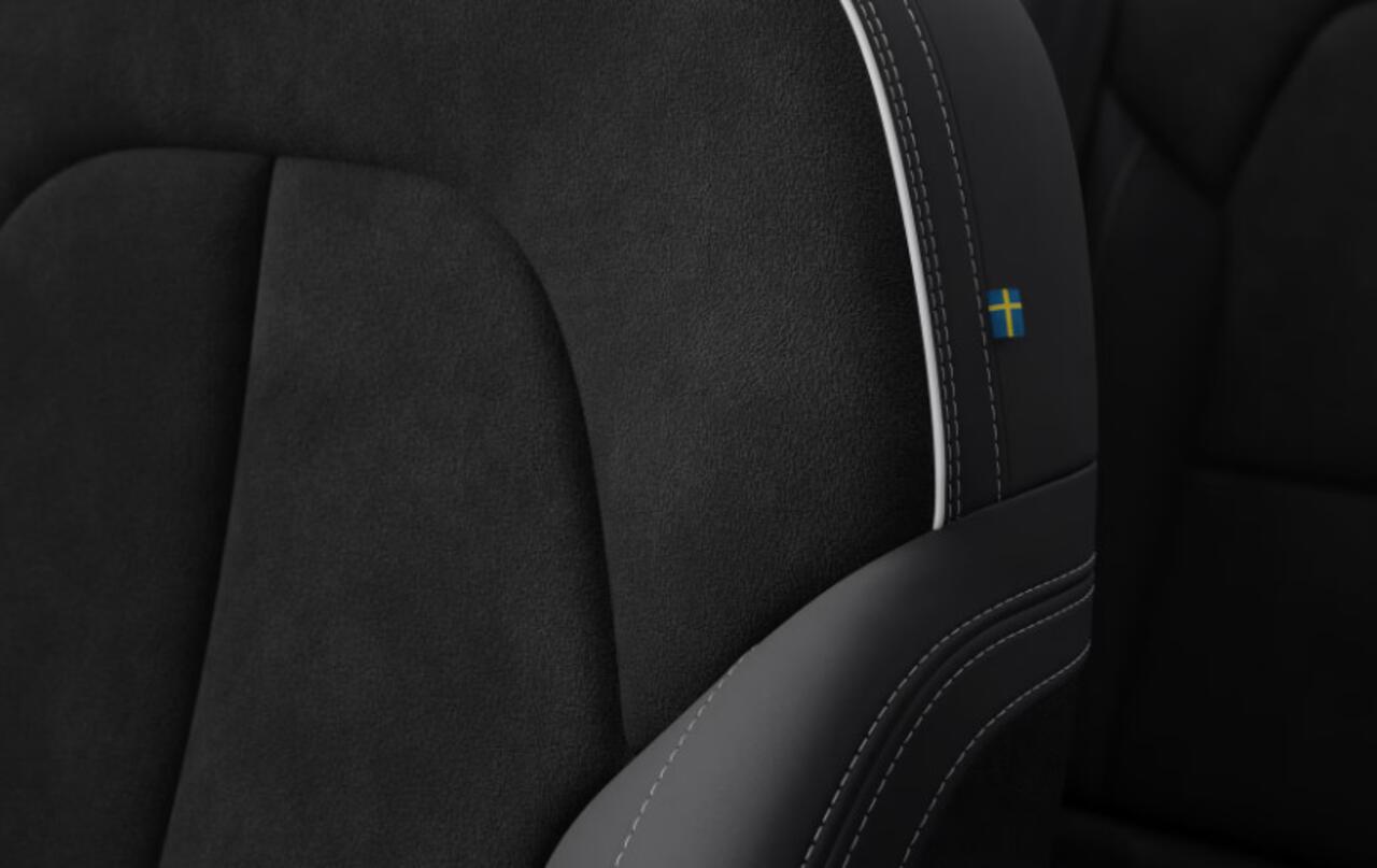 Volvo EX40 252PK Auotmaat Single Motor Extended Range Plus Panoramadak / Apple Carplay / Android Auto / Harman kardon audio / Adaptive cruise control / Pilot assist / Lichtmetalen velgen /