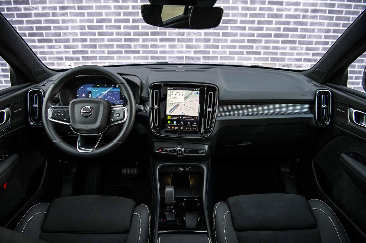 Volvo EX40 Single Motor Extended Range Ultra 82 kWh | Adaptieve Cruise Control | 22" Velgen | Black Pack | Trekhaak | Heico | Schuif/Kanteldak | Stoel + Stuurverwarming | Harman Kardon Audio | Extra Getint Glas Achter |