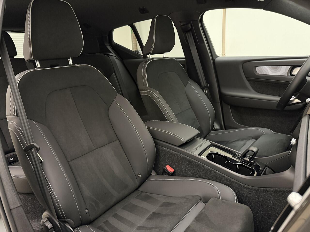 Volvo EX40 Extended Range Plus / Nubuck bekleding / 360 graden camera / Trekhaak / Keyles entry / BLIS / Stoel/- en stuurverwarming /