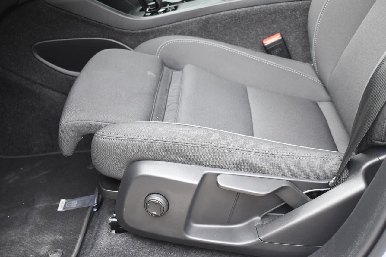 Volvo EX40 252PK Single Motor Extended Range Plus 82 kWh Navigatie / Camera / Adaptive Cruise control / Stuur & Stoelverwarming / Trekhaak / Elektr. achterklep / 19" LM Velgen