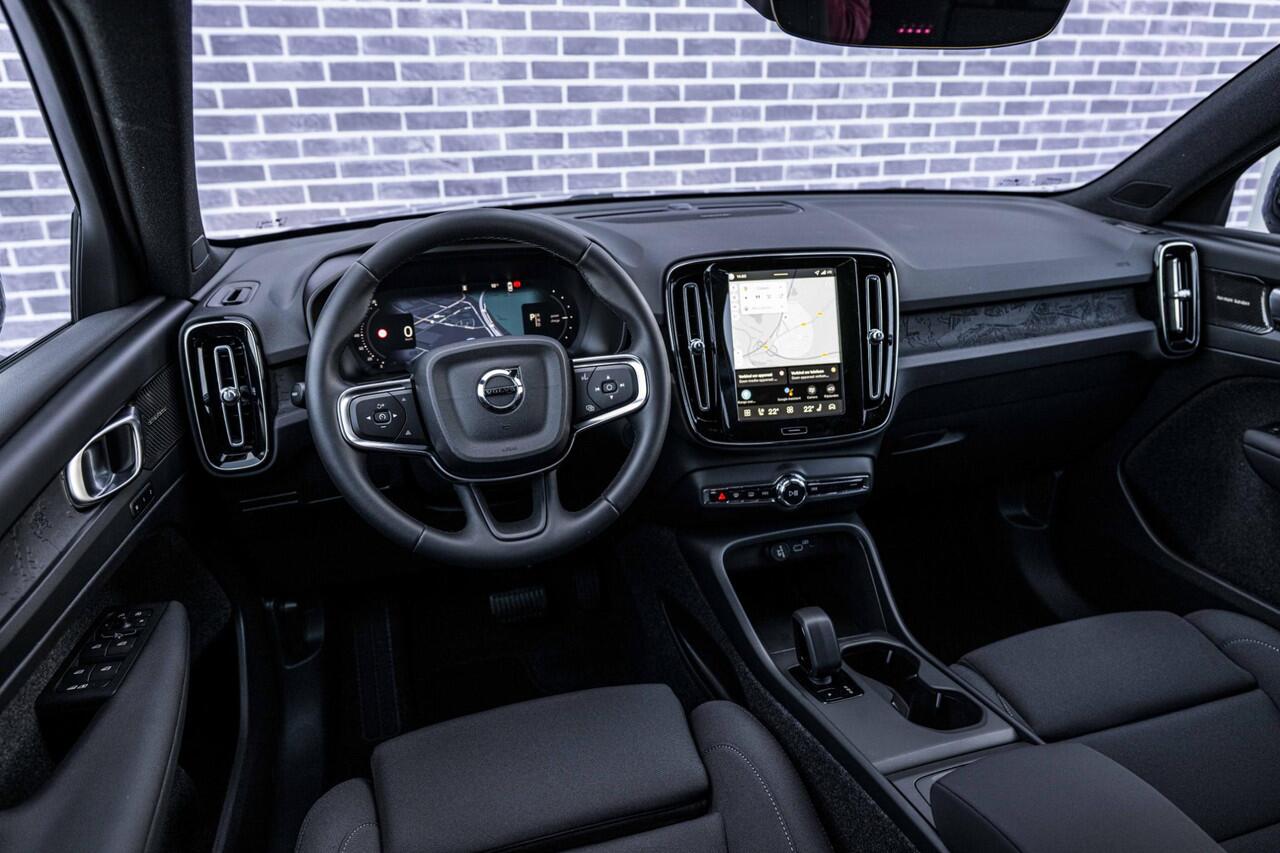 Volvo EX40 Single Motor Extended Range Plus Black Edition Europa | Harman/Kardon | Power Seats | BLIS | Adaptive Cruise Control | Stoelverwarming voor & achter | Stuurverwarming | Warmtepomp | Getint Glas |