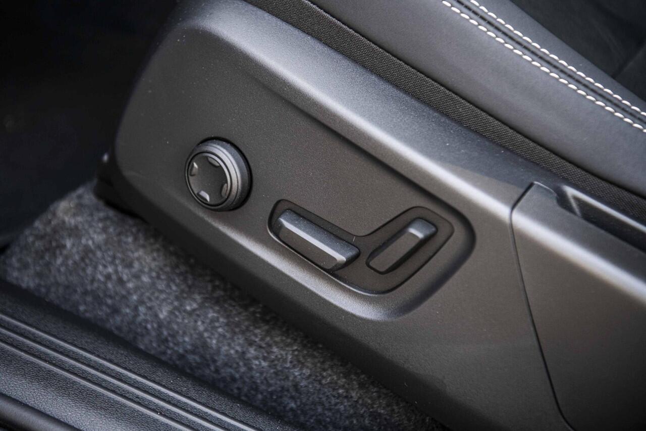 Volvo EX40 Single Motor Extended Range Ultra 82 kWh | Adaptieve Cruise Control | 22" Velgen | Black Pack | Trekhaak | Heico | Schuif/Kanteldak | Stoel + Stuurverwarming | Harman Kardon Audio | Extra Getint Glas Achter |