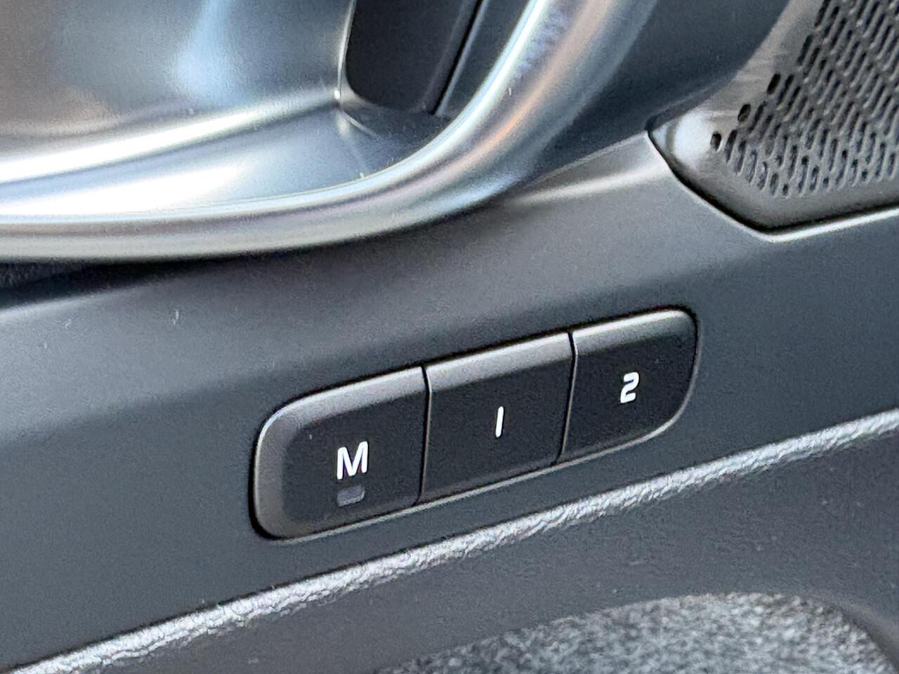 Volvo EX40 Single Motor Plus Europe 70 kWh | Stoel/stuurverwarming | Draadloze telefoon lader | DAB | Harman/Kardon | Parkeercamera | Adaptieve cruise control | Pilot assist | Keyless entry/drive |