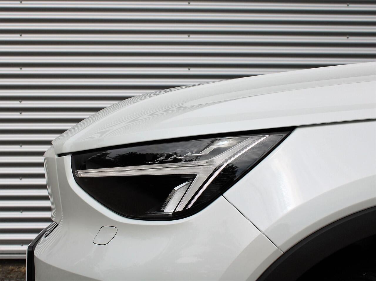 Volvo EX40 Single Motor Extended Range Ultra Automaat / Panoramadak / 20" velgen / 360* camera / Harman Kardon / Privacy Glass