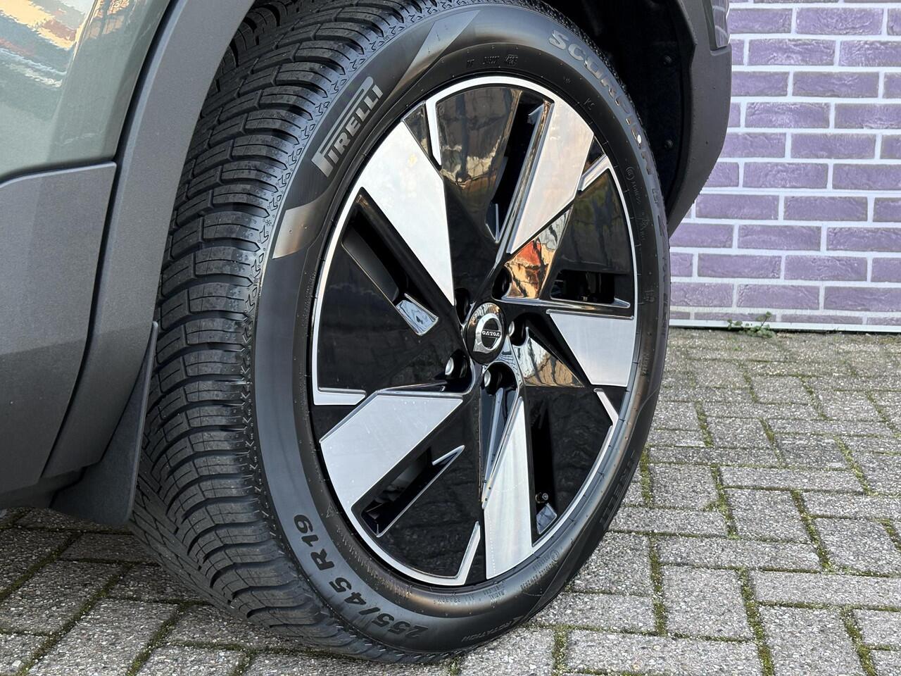 Volvo EX40 Single Motor Plus Europe 70 kWh | Stoel/stuurverwarming | Draadloze telefoon lader | DAB | Harman/Kardon | Parkeercamera | Adaptieve cruise control | Pilot assist | Keyless entry/drive |