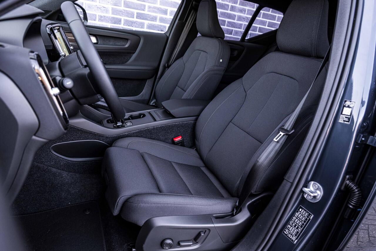 Volvo EX40 Single Motor Extended Range Plus Black Edition Europa | Harman/Kardon | Power Seats | BLIS | Adaptive Cruise Control | Stoelverwarming voor & achter | Stuurverwarming | Warmtepomp | Getint Glas |