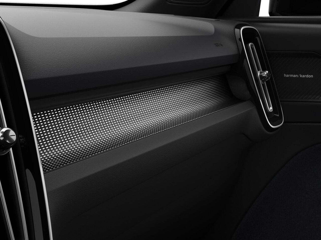 Volvo EX40 Single Motor Extended Range Plus Automaat / / Panoramadak / Microtech Nubuck bekleding / Privacy Glass / All seasonbanden / 17% bijtelling 2025