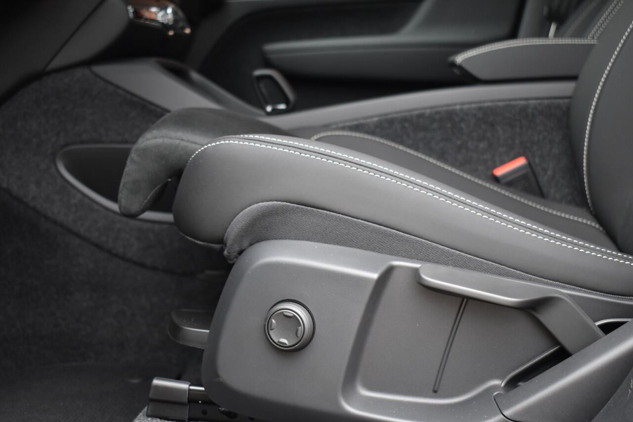 Volvo EX40 Extended Range 252PK Plus Black Edition 82 kWh