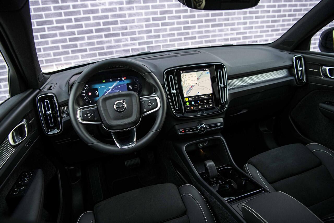 Volvo EX40 Single Motor Extended Range Ultra 82 kWh | Adaptieve Cruise Control | 22" Velgen | Black Pack | Trekhaak | Heico | Schuif/Kanteldak | Stoel + Stuurverwarming | Harman Kardon Audio | Extra Getint Glas Achter |