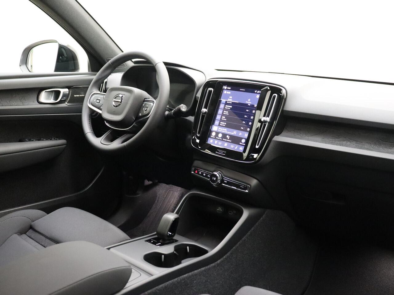Volvo EX40 Extended Range Plus / Harman en Kardon audio / Stoel/- en stuurverwarming / Elektrische achterklep / Camera /