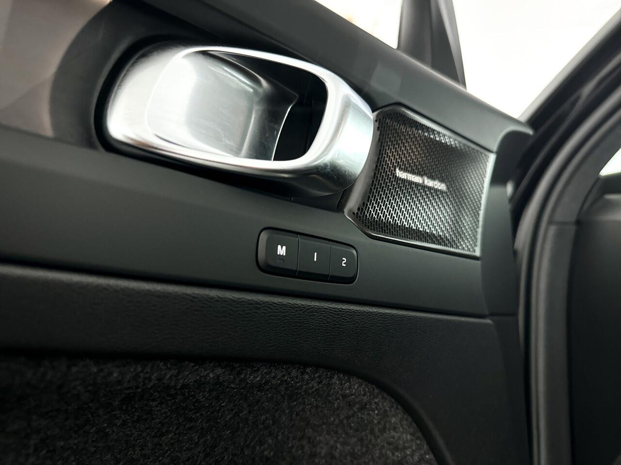 Volvo EX40 Single Motor Extended Range Ultra 82 kWh | Panoramadak | Harman Kardon | Stoel- en stuurverwarming | Trekhaak | 360° camera