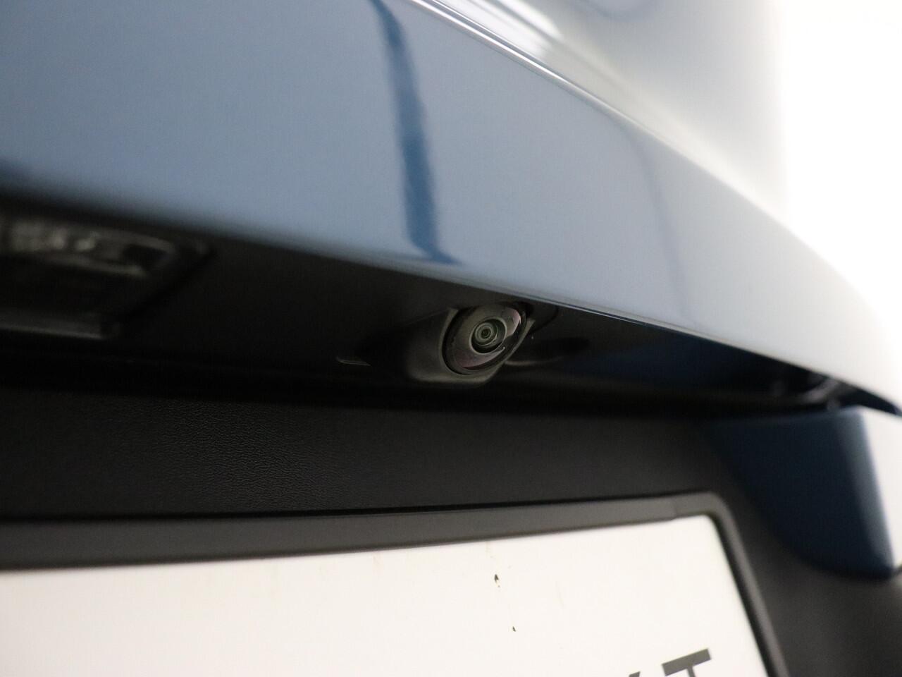 Volvo EX40 Extended Range Plus / Voorraadkorting ¤ 6800,- / NIEUW / DIRECT LEVERBAAR / GETINT GLAS / ALL SEASON BANDEN / ZWART DAK /