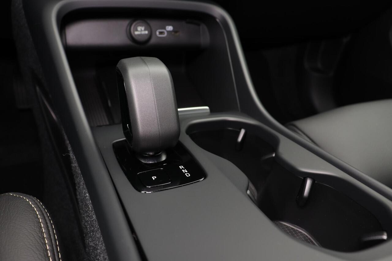 Volvo EX40 Single Motor Core 70 kWh - Parkeercamera achter - Parkeersensoren voor & achter - Luxe lederen bekleding - Cruise control - Zwart Dak - Apple Carplay - Elektr. inklapbare trekhaak - 21' LMV - Fiscale waarde ¤ 48.800,-