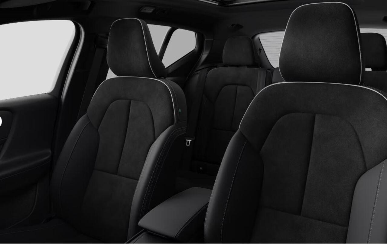 Volvo EX40 252PK Single Motor Extended Range 82 kWh Plus Black Edition / Lounge Pakket / Panoramadak / Extra getint glas / Dak in Black stone / 20'' velgen