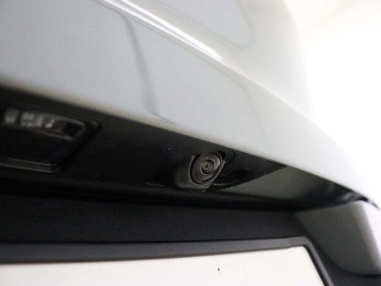 Volvo EX40 Extended Range Business Ed. / ¤ 5400,- voorraadkorting / NIEUW / DIRECT LEVERBAAR / 360 CAMERA / ADAPT. CRUISE / BLIS / GETINT GLAS / ALL SEASON / STOELVERWARMING /