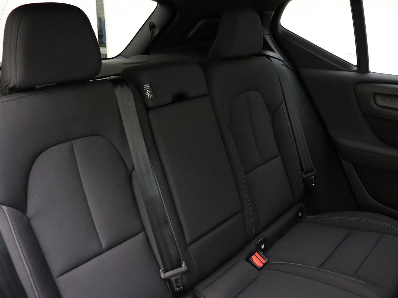 Volvo EX40 Extended Range Plus / Voorraadkorting ¤ 6800,- / NIEUW / DIRECT LEVERBAAR / GETINT GLAS / ALL SEASON BANDEN / ZWART DAK /