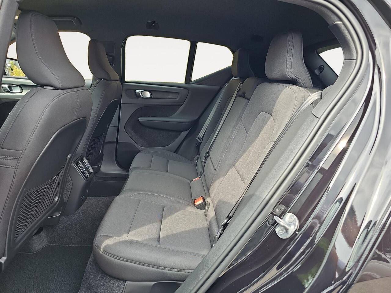 Volvo EX40 Single Motor Extended Range Plus Black Ed. 82 kWh | Extra getint glas | Keyless Entry | Harman/Kardon Audio | Stoelverwarming |