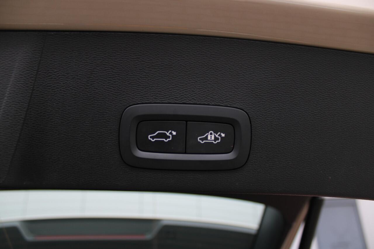 Volvo EX40 Single Motor Extended Range Plus 82 kWh | Trekhaak | Stoelverwarming | Warmtepomp