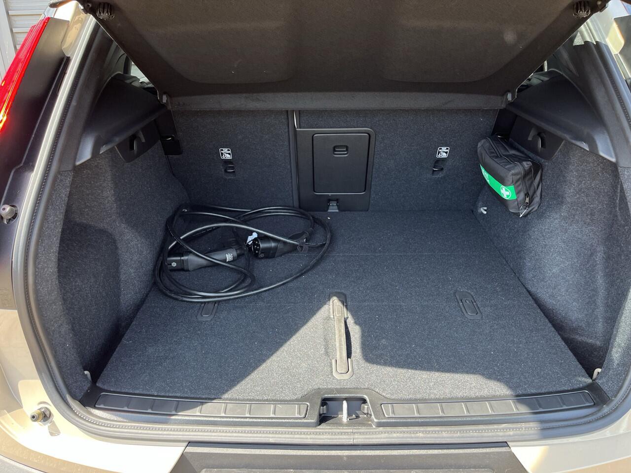 Volvo EX40 Extended Range Plus 82 kWh / Sand Dune Metallic / Dawn bekleding / Black Sheep pakket /