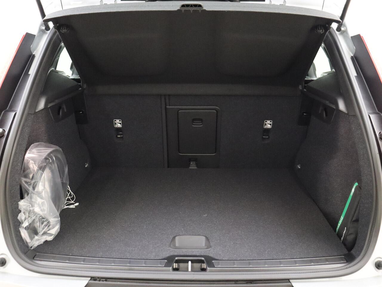 Volvo EX40 Extended Range Business Edition / Voorraadkorting ¤ 4800,- / Adapt. Cruise / BLIS / 360 Camera / Stoel + Stuurw. verwarming / getint glas / 19'' Velgen /