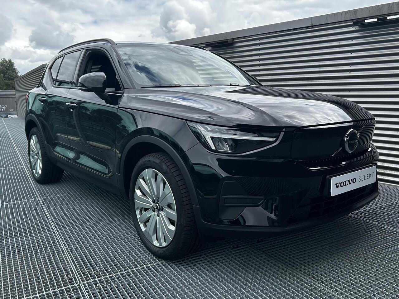 Volvo EX40 Single Motor Extended Range Business Ed. 82 kWh Parkeer camera, Verwarmde stoelen voor, Verwarmd stuurwiel, Extra getint glas, Trekhaak semi elektrisch