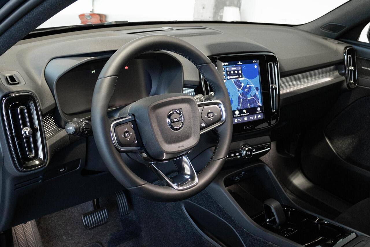 Volvo EX40 Single Motor Extended Range Ultra Black Edition | Verwacht Dec. 2025 | 20" Lichtmetalen Wielen | Elektrisch Verstelbare Voorstoelen | 360º Camera | Stoel/Stuurverwarming | Warmtepomp | Donkergetint Glas |