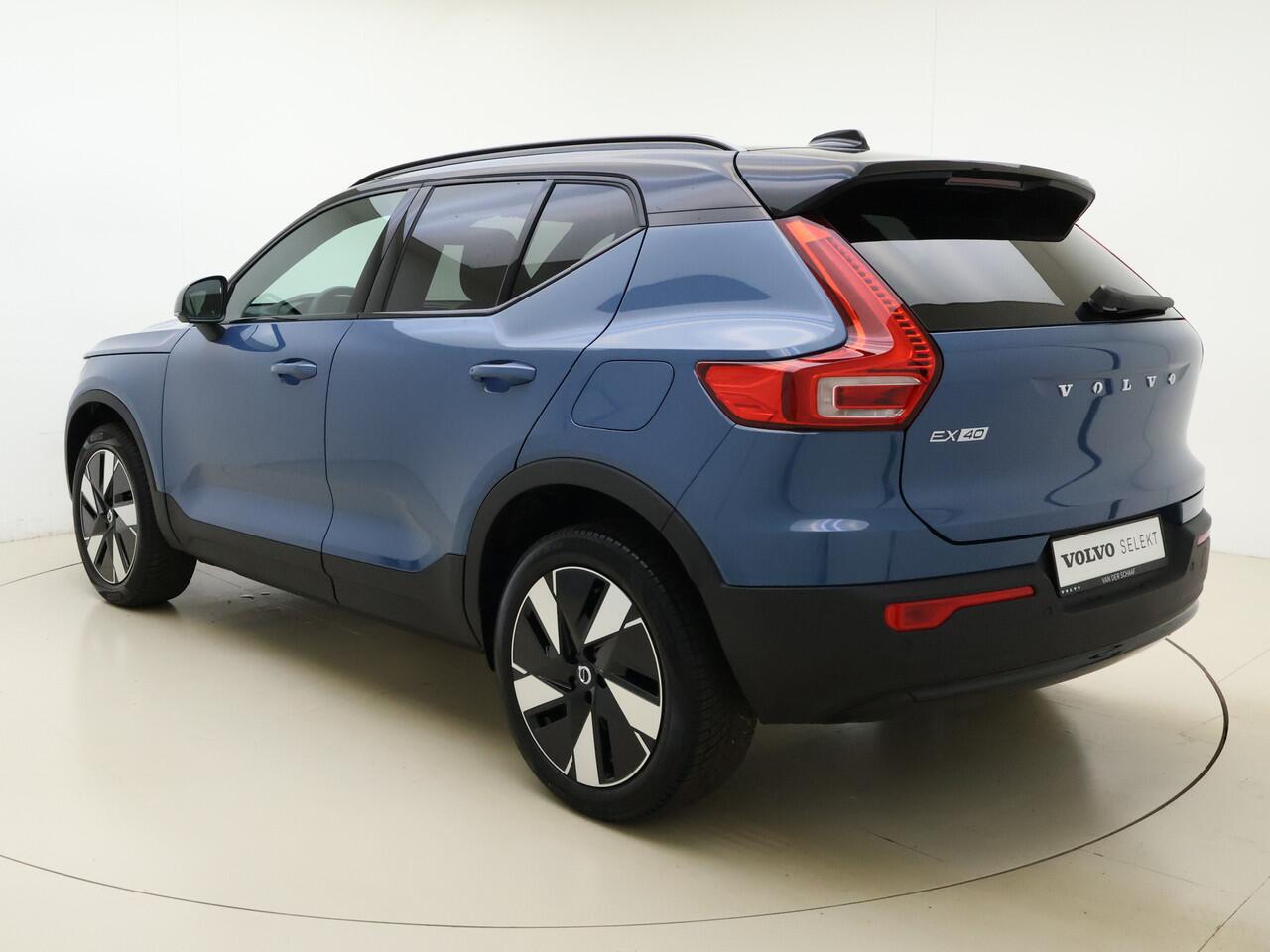 Volvo EX40 Extended Range Plus / Voorraadkorting ¤ 6800,- / NIEUW / DIRECT LEVERBAAR / GETINT GLAS / ALL SEASON BANDEN / ZWART DAK /