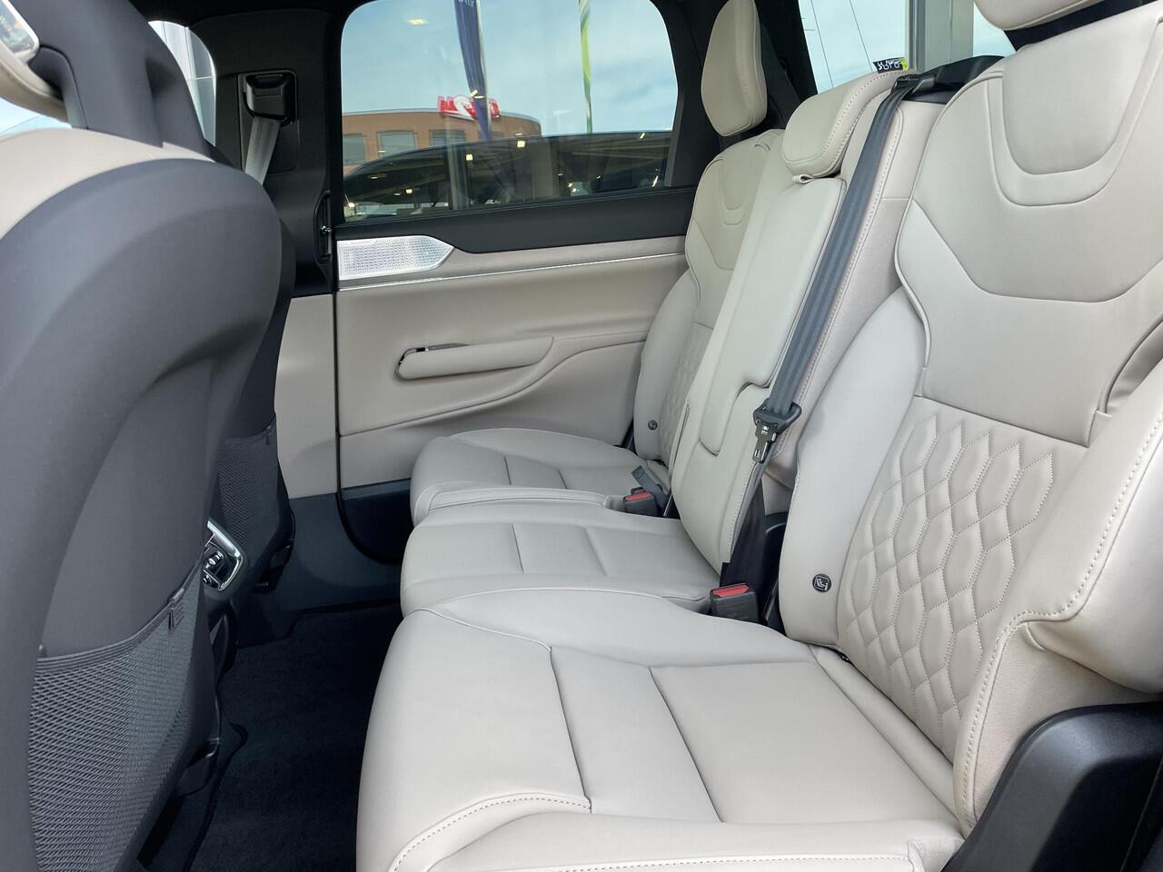 Volvo EX90 Twin Motor Ultra 7p. 111 kWh | Bowers en Wilkins Audio | Luchtvering | 7-zits | 360 camera | Dodehoekdetectie | Panoramadak | Sfeerverlichting | Stoel & stuurverwarming | Soft Close |