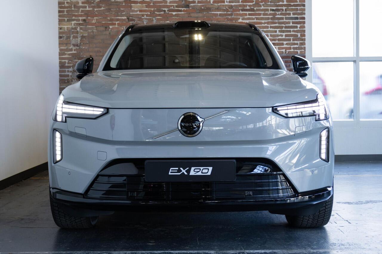 Volvo EX90 Twin Motor Ultra 7p. 111 kWh | Direct leverbaar | Panoramadak | Stoelverwarming | Stuurwielverwarming | Google infotainment | 360° parkeercamera | Parkeerverwarming | Luchtvering