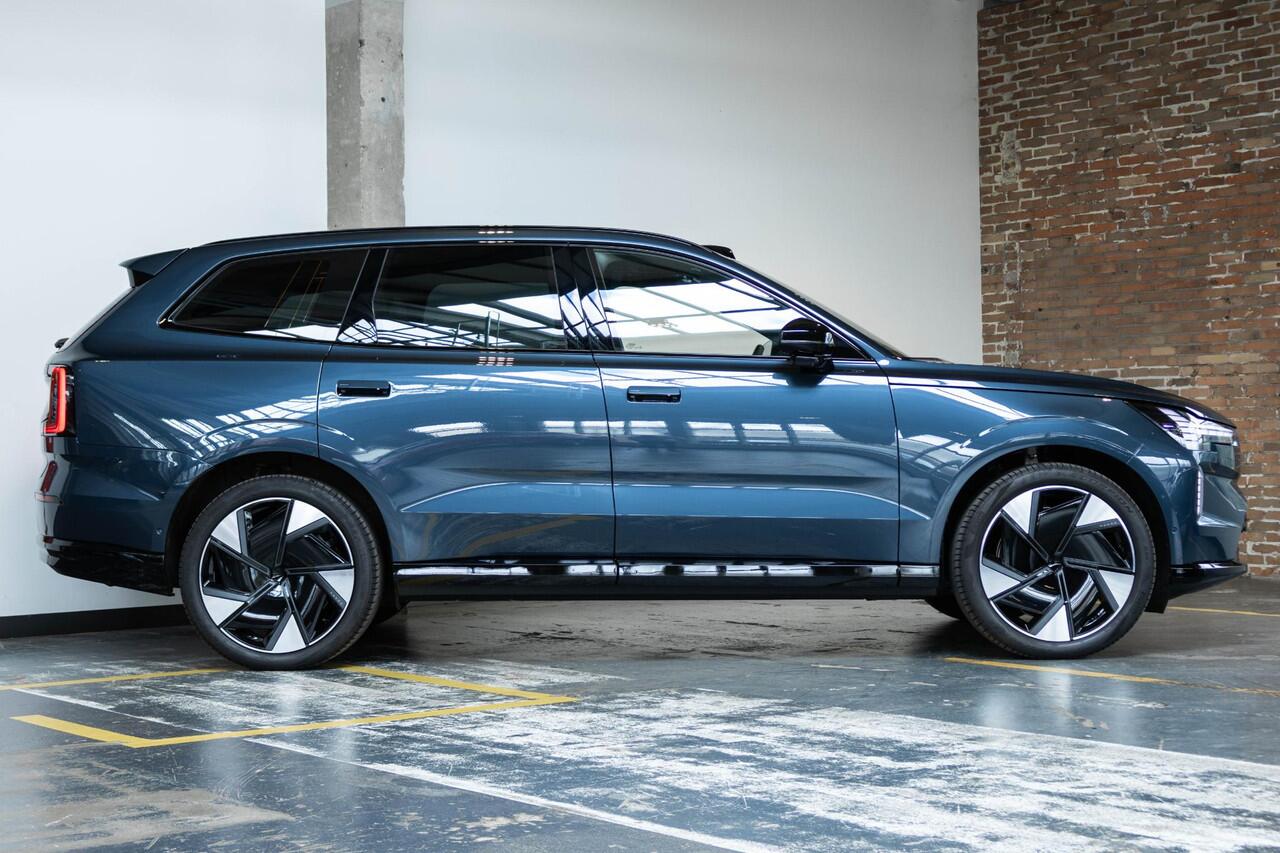 Volvo EX90 Twin Motor Performance Ultra 7p. 111 kWh | Panoramadak | Actieve Luchtvering | Verwarmbare voorstoelen en achterbank | Stuurverwarming | Premium audio | Tailor Wool Blend bekleding | Apple carplay/Android auto | Park Pilot Assist | 22 inch lichtmetalen ve