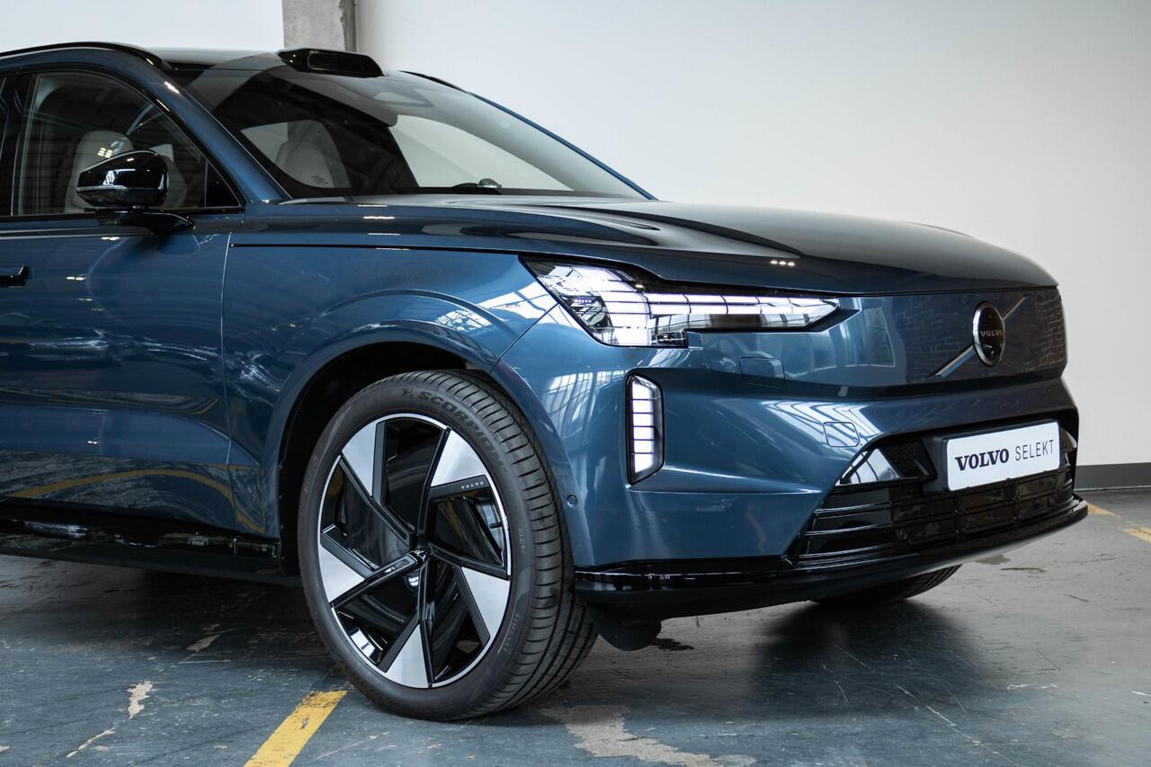 Volvo EX90 Twin Motor Performance Ultra 7p. 111 kWh | Panoramadak | Actieve Luchtvering | Verwarmbare voorstoelen en achterbank | Stuurverwarming | Premium audio | Tailor Wool Blend bekleding | Apple carplay/Android auto | Park Pilot Assist | 22 inch lichtmetalen ve