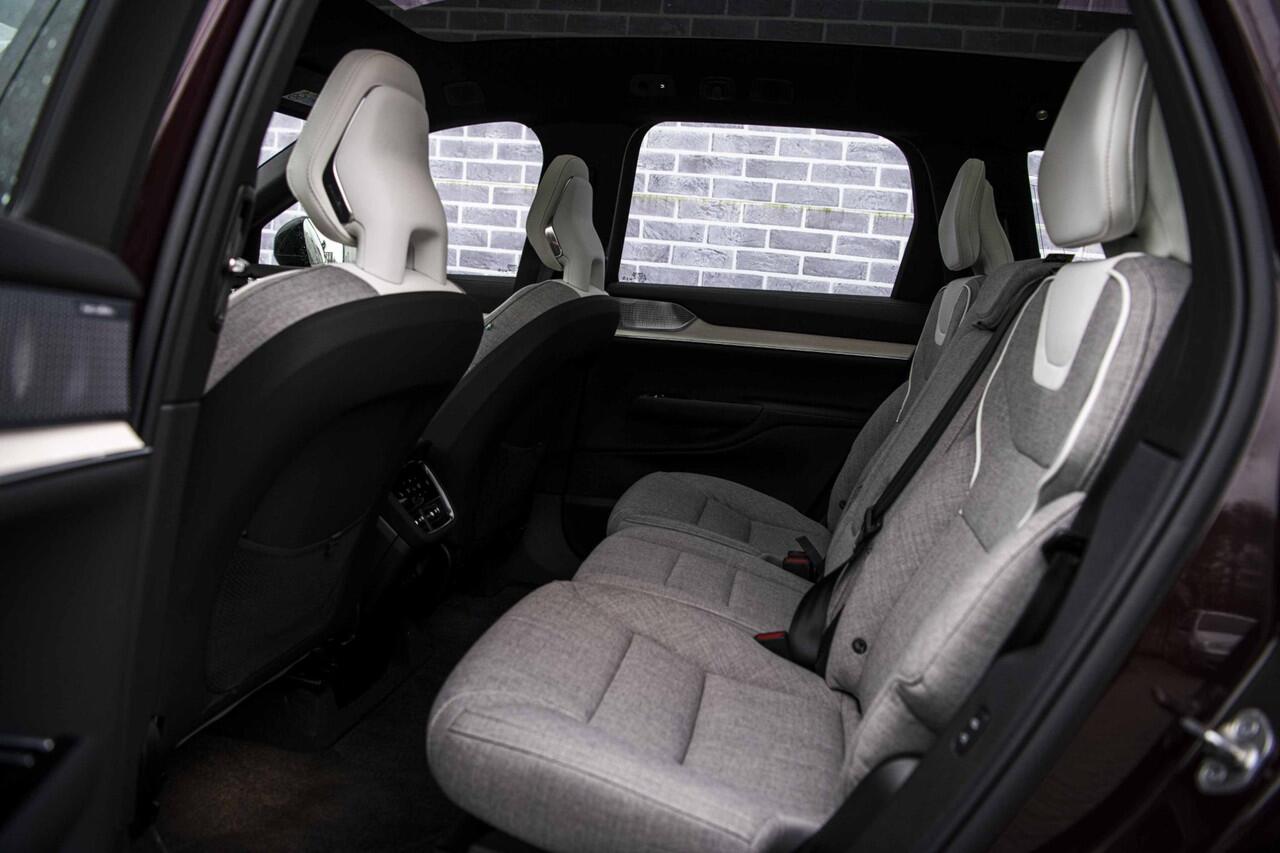 Volvo EX90 Twin Motor Performance Ultra | 7-Zits | Google | Bowers & Wilkins Audio | Soft Close | Luchtvering | Head-Up Display | Elek. Achterklep | Pano Dak | Stoelmassage | Pilot Assist Pack | Zitverlenging | Climate Pack | Getint Glas | 22" LM