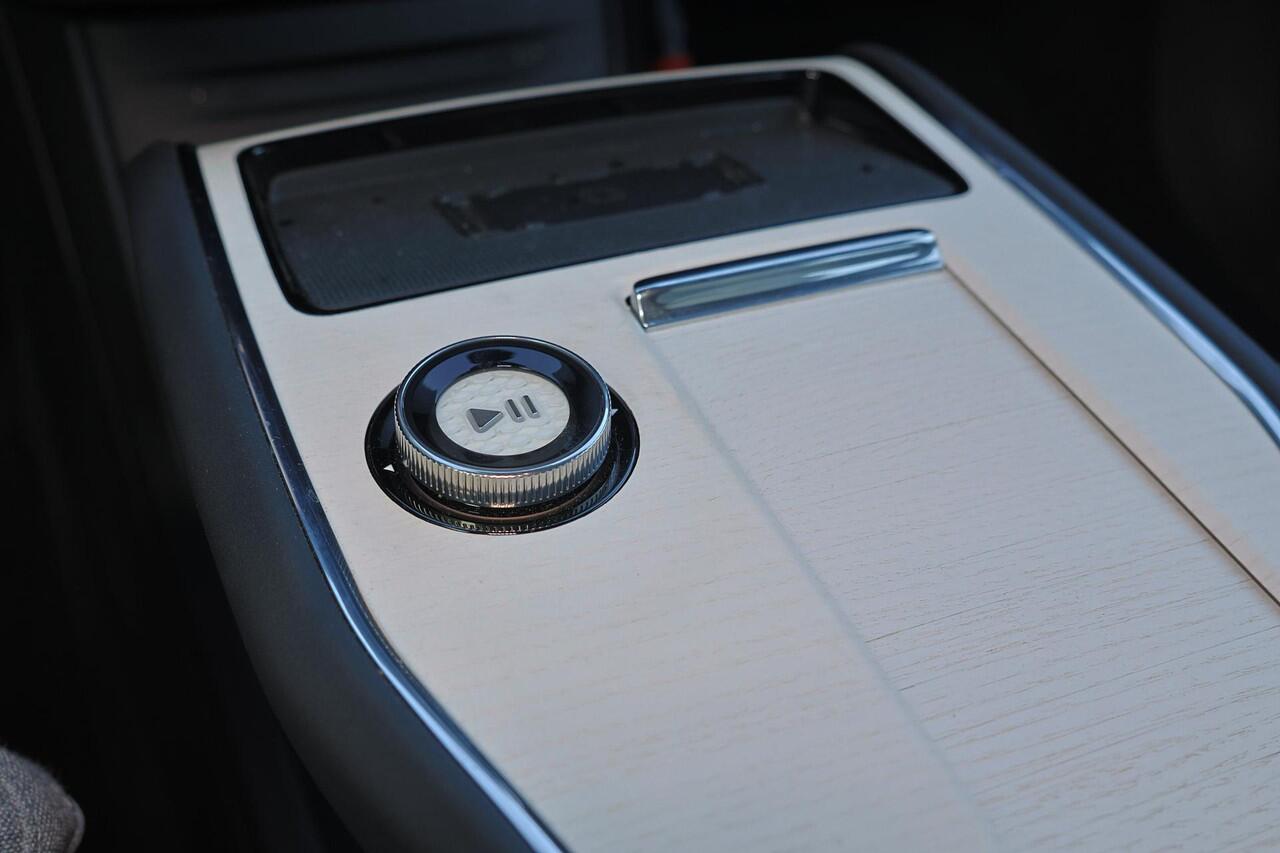 Volvo EX90 Twin Motor Ultra 7p. 111 kWh - Luchtvering - Panoramadak - IntelliSafe Assist & Surround - 360º Camera - Bose audio - Verwarmde voorstoelen - Parkeersensoren voor & achter - Head up display - 21' LMV - Trekhaak inklapbaar