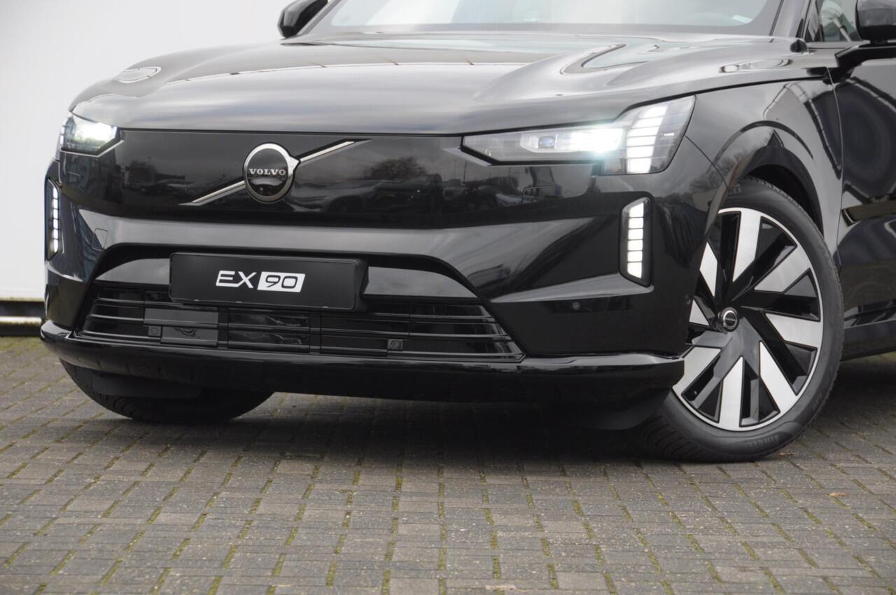 Volvo EX90 Twin Motor Ultra / Panoramadak / Luchtvering (Verlaagd) / Head-up display / Stoelverwarming en stuurwielverwarming / Massagestoelen / Memory seats / Adaptive cruise control / 360 Camera / elektrische achterklep / Zwarte logo's.