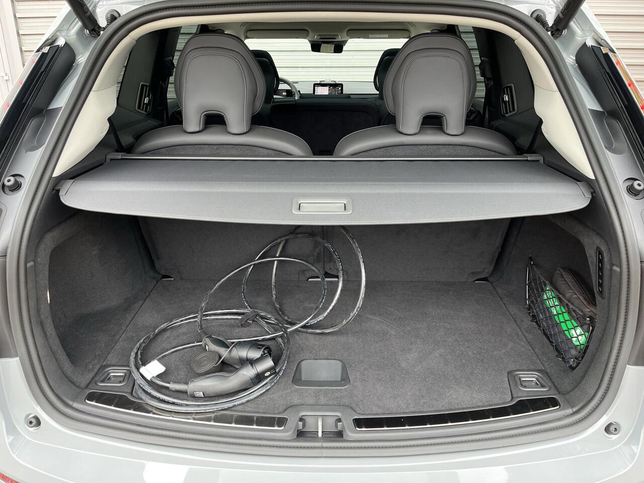 Volvo EX90 Twin Motor Ultra 7p. 111 kWh / Uit voorraad leverbaar / B&W audio / Luchtvering / Pilot Assist Pack / Trekhaak /
