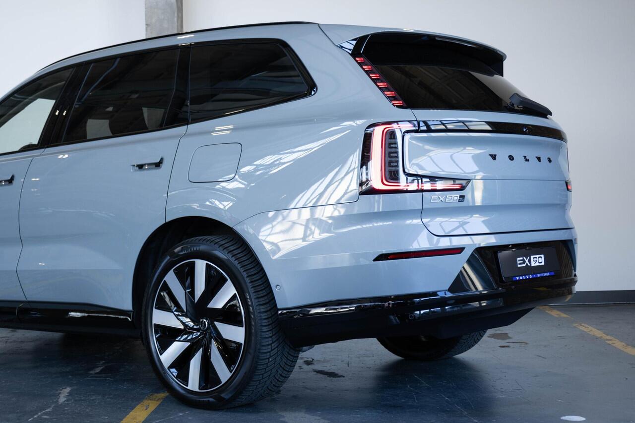 Volvo EX90 Twin Motor Ultra 7p. 111 kWh | Direct leverbaar | Panoramadak | Verwarmbare voorstoelen en achterbank | Stuurwielverwarming | Luchtvering | Apple carplay/Android auto | 360° parkeercamera | Parkeerverwarming |