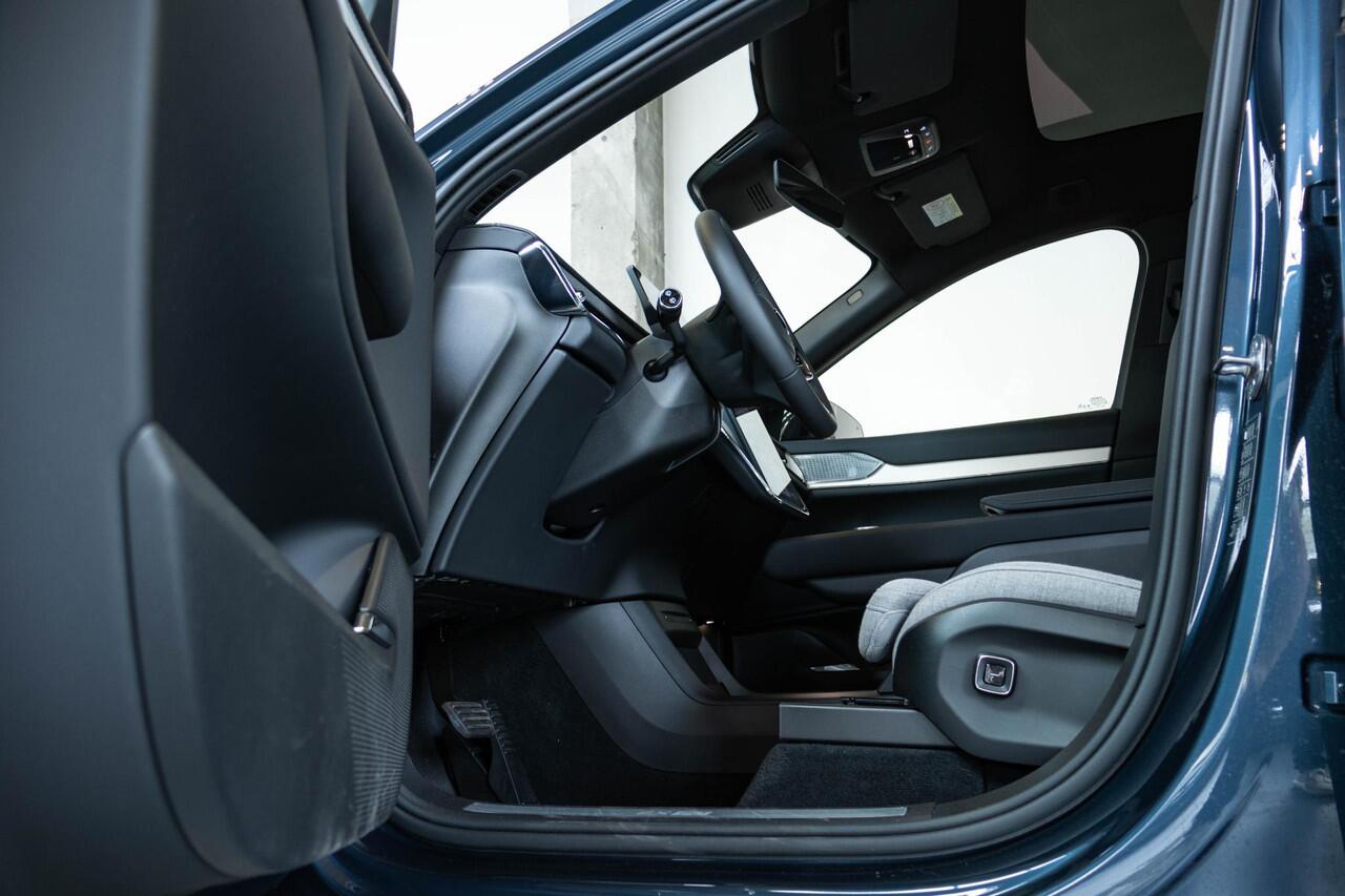 Volvo EX90 Twin Motor Performance Ultra 7p. 111 kWh | Panoramadak | Actieve Luchtvering | Verwarmbare voorstoelen en achterbank | Stuurverwarming | Premium audio | Tailor Wool Blend bekleding | Apple carplay/Android auto | Park Pilot Assist | 22 inch lichtmetalen ve