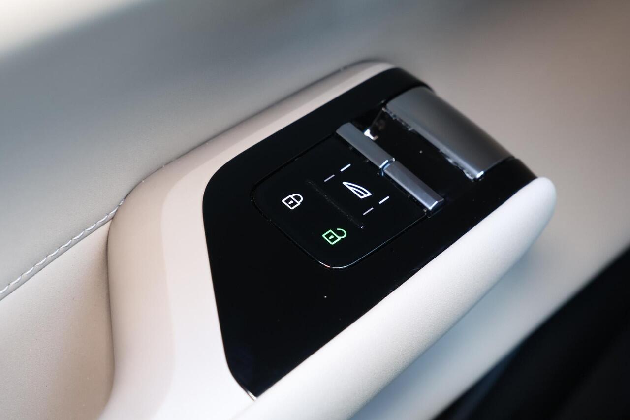 Volvo EX90 Twin Motor Ultra 7p. 111 kWh - Luchtvering - Pilot Assist Pack - Climate Pack - Bose Premium sound - HD Pixel LED koplampen - Verwarmbare voorstoelen - Verwarmbaar stuurwiel - Softclose portieren - Phone as key - 360º camera - Getint glas - Head-up displa