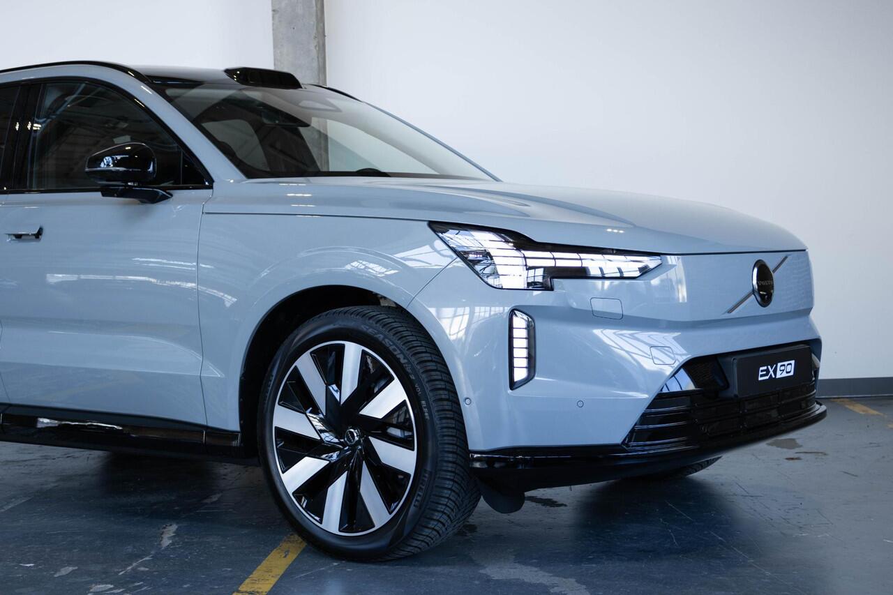 Volvo EX90 Twin Motor Ultra 7p. 111 kWh | Direct leverbaar | Panoramadak | Verwarmbare voorstoelen en achterbank | Stuurwielverwarming | Luchtvering | Apple carplay/Android auto | 360° parkeercamera | Parkeerverwarming |