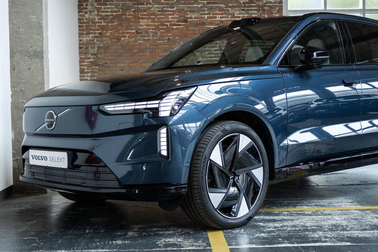 Volvo EX90 Twin Motor Performance Ultra 7p. 111 kWh | Panoramadak | Actieve Luchtvering | Verwarmbare voorstoelen en achterbank | Stuurverwarming | Premium audio | Tailor Wool Blend bekleding | Apple carplay/Android auto | Park Pilot Assist | 22 inch lichtmetalen ve