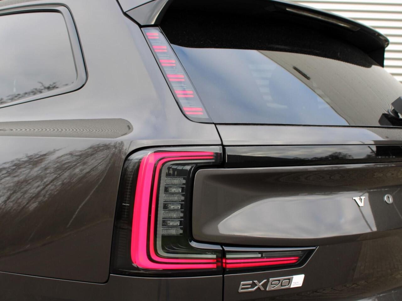 Volvo EX90 Twin Motor Performance Ultra Automaat / Luchtvering / Bowers & Wilkens audio / 22" velgen / 517pk / Pilot Assist Pack / Privacy Glass